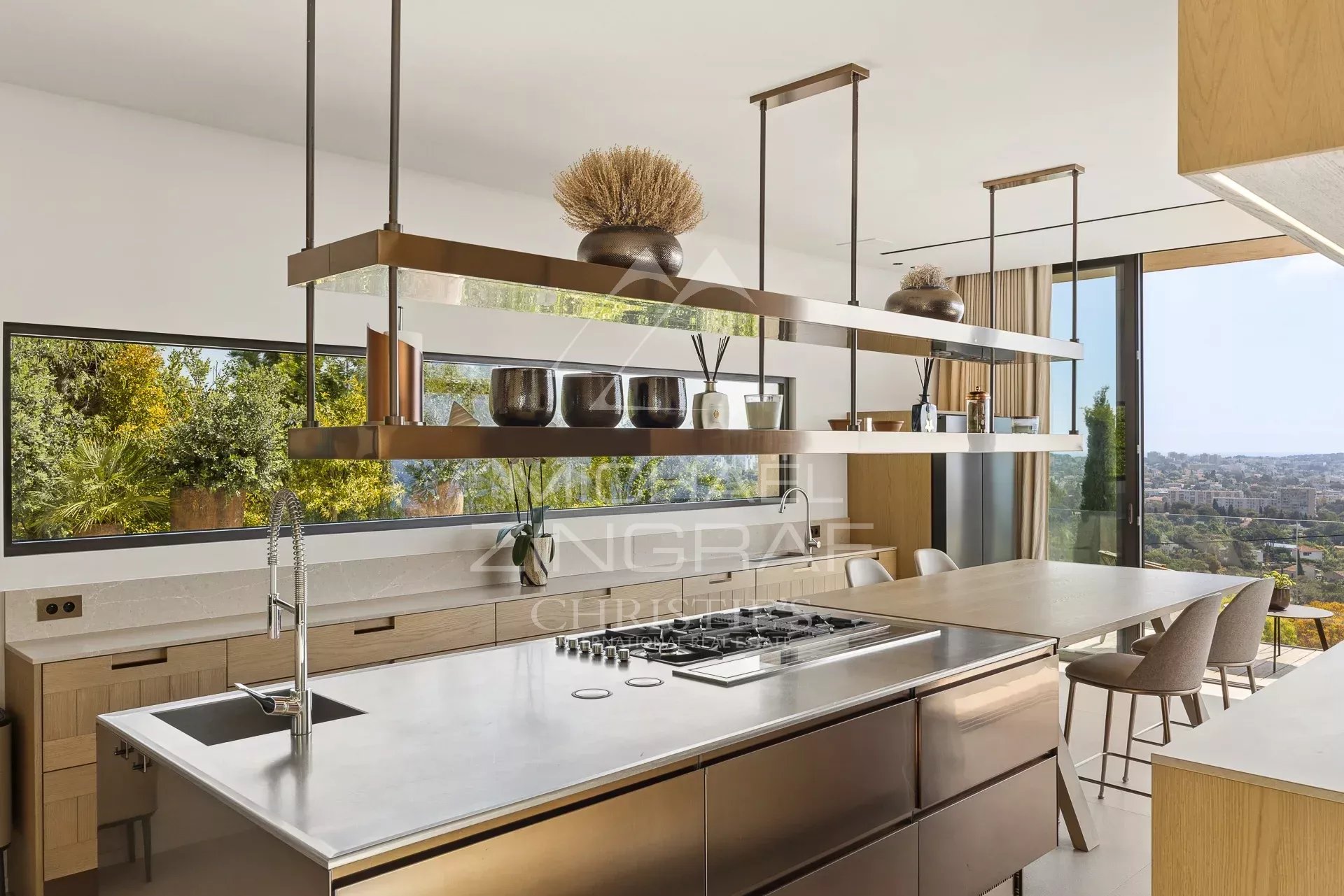 Cuisine d’une villa contemporaine à Cannes Cuisine moderne avec îlot central et vue sur la mer, à l'intérieur d'une villa contemporaine à Cannes.