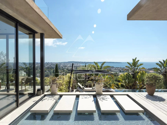 Vue de la villa contemporaine avec piscine et paysage maritime, Cannes