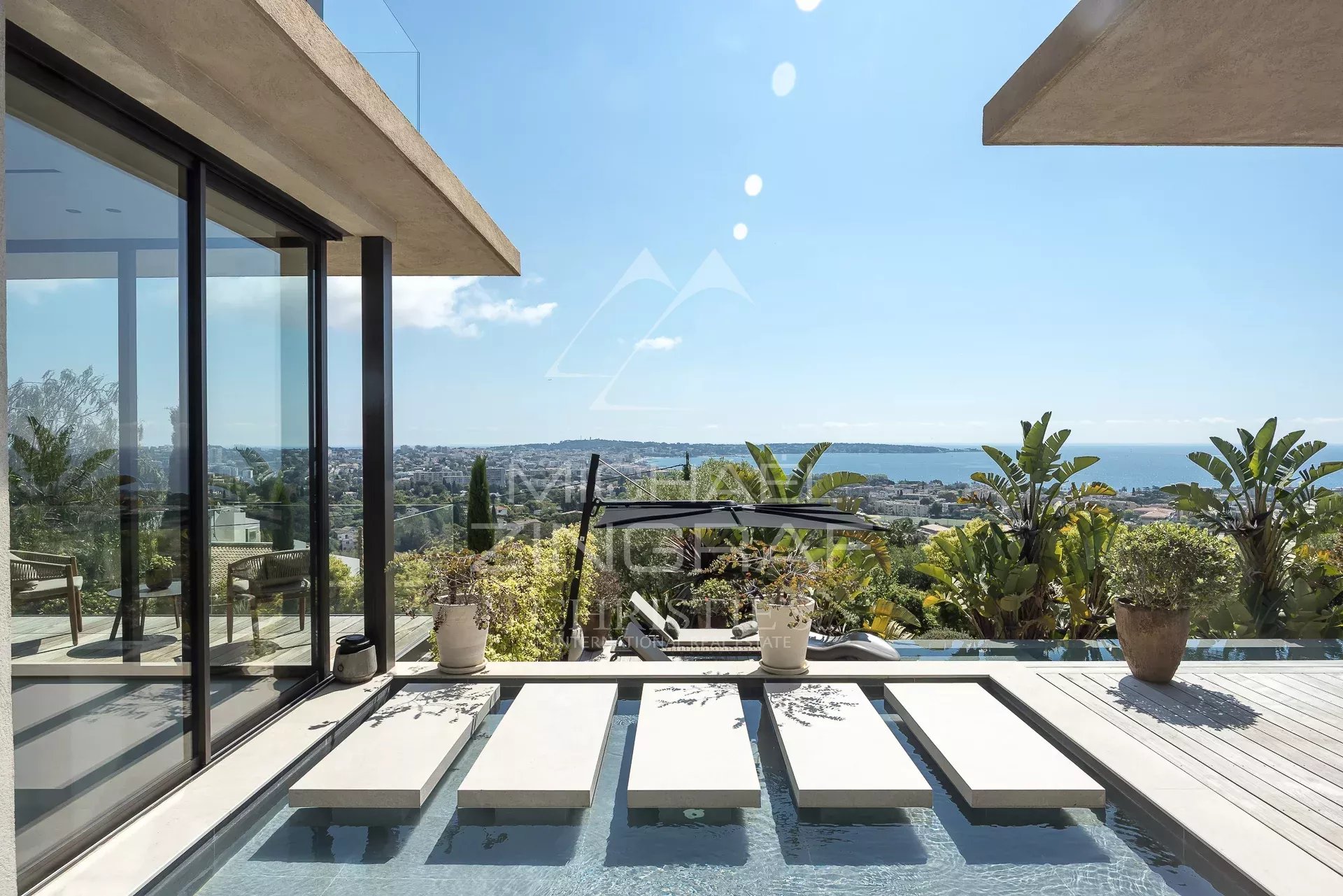 Villa d’architecte à Cannes Vue de la villa contemporaine avec piscine et paysage maritime, Cannes