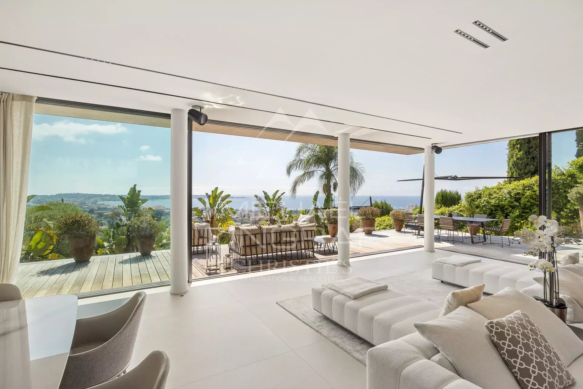 Villa contemporaine à Cannes Intérieur moderne d'une villa à Cannes avec vue sur la mer et le jardin.
