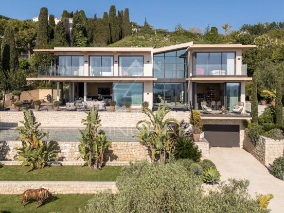 Villa d'architecte contemporaine avec vue mer à Cannes, entourée de végétation.