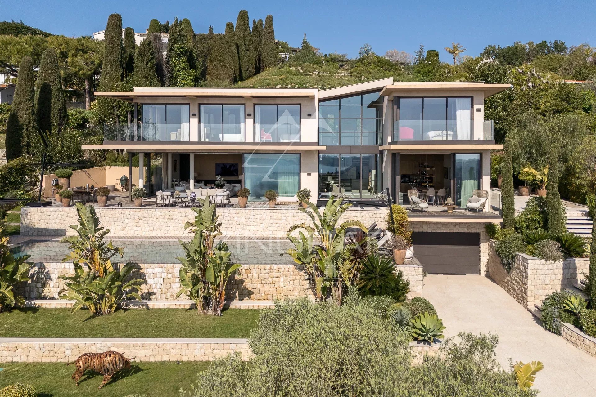 Villa d’architecte à Cannes Villa d'architecte contemporaine avec vue mer à Cannes, entourée de végétation.