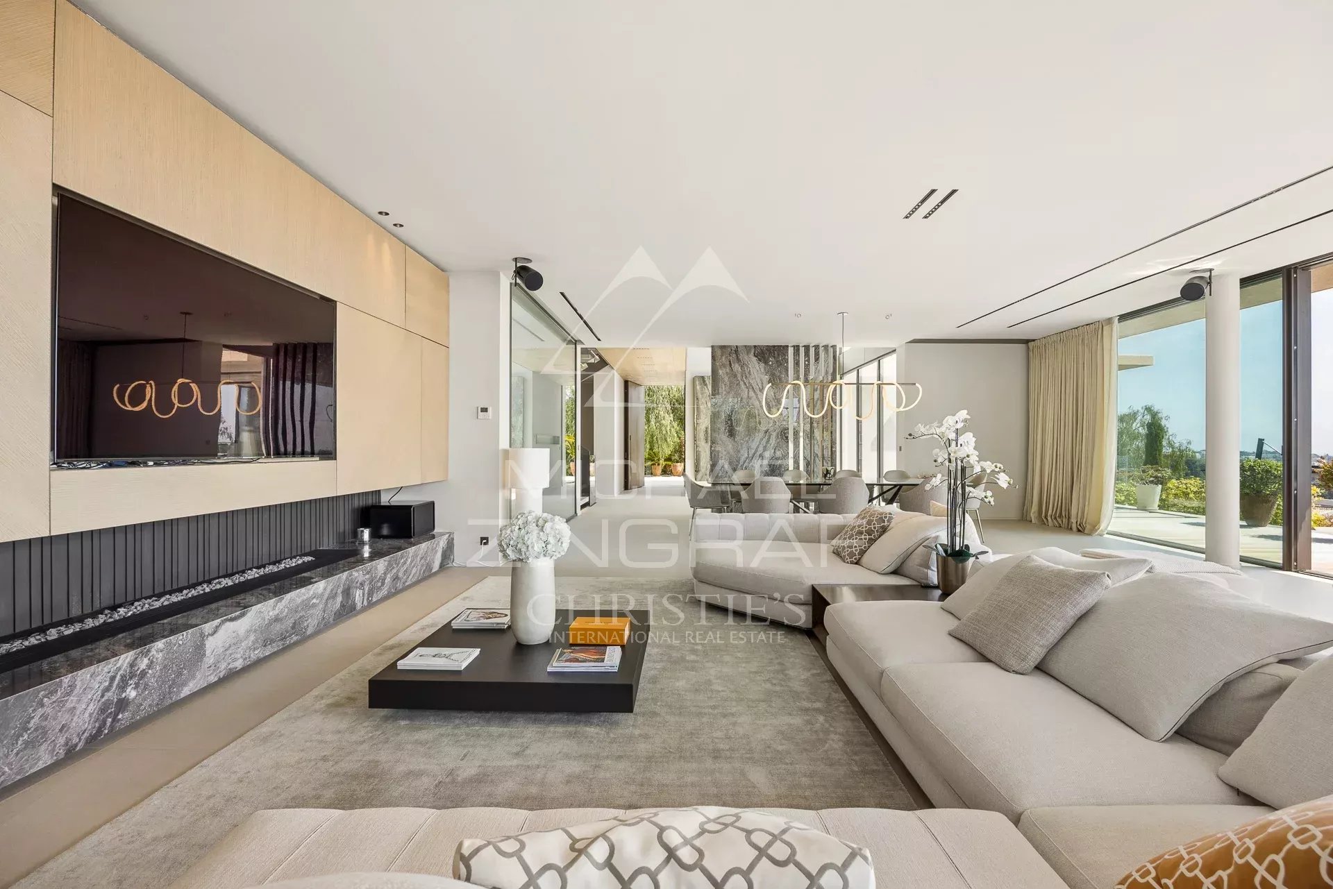 Intérieur d’une villa d’architecte à Cannes Intérieur d'une villa contemporaine avec salon lumineux et télévision murale.