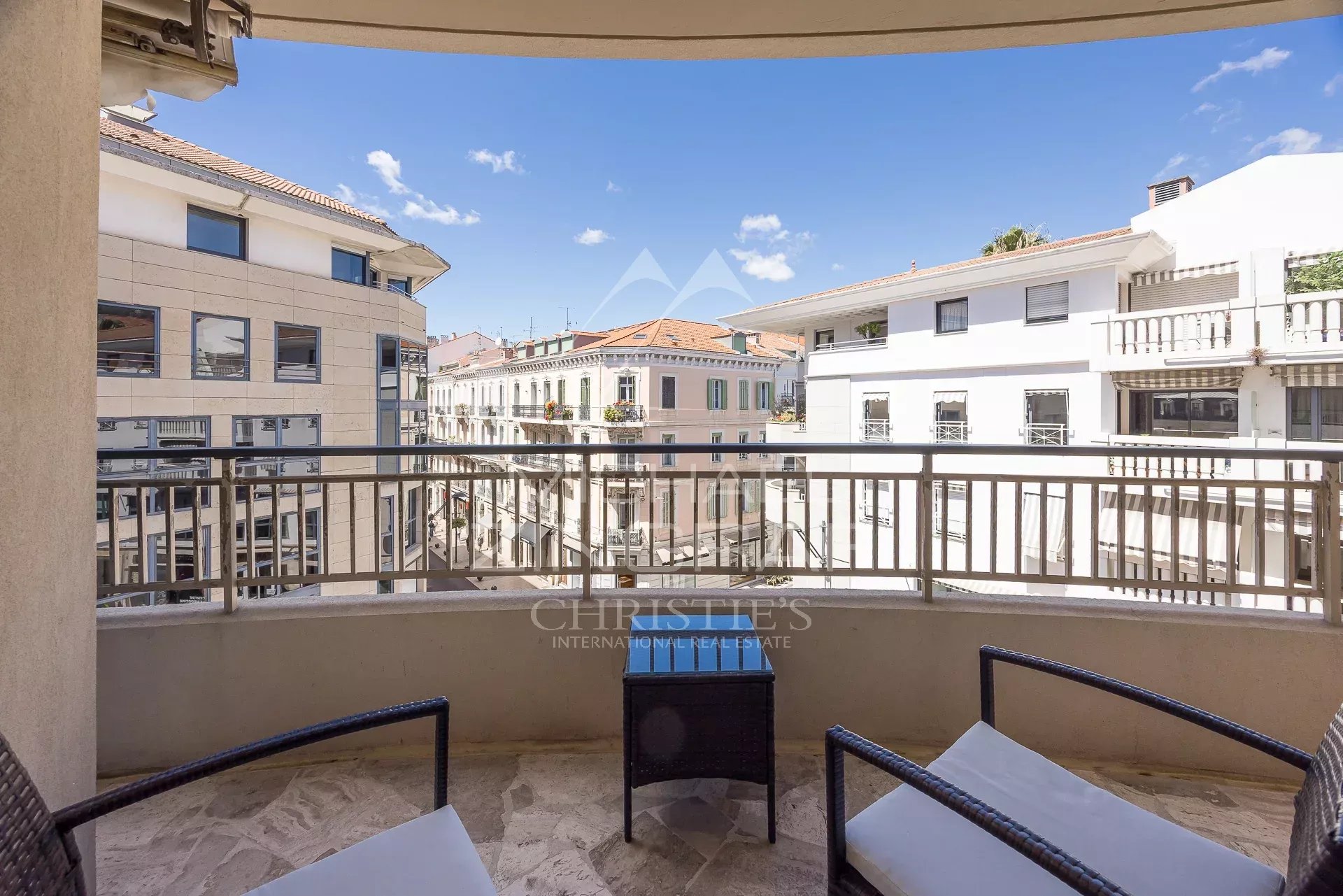 Terrasse d’appartement à Cannes Terrasse d'un appartement 4 pièces à Cannes avec vue sur le quartier de la Banane.