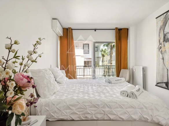 Chambre d'un appartement 4 pièces à Cannes avec lit double et décoration moderne.