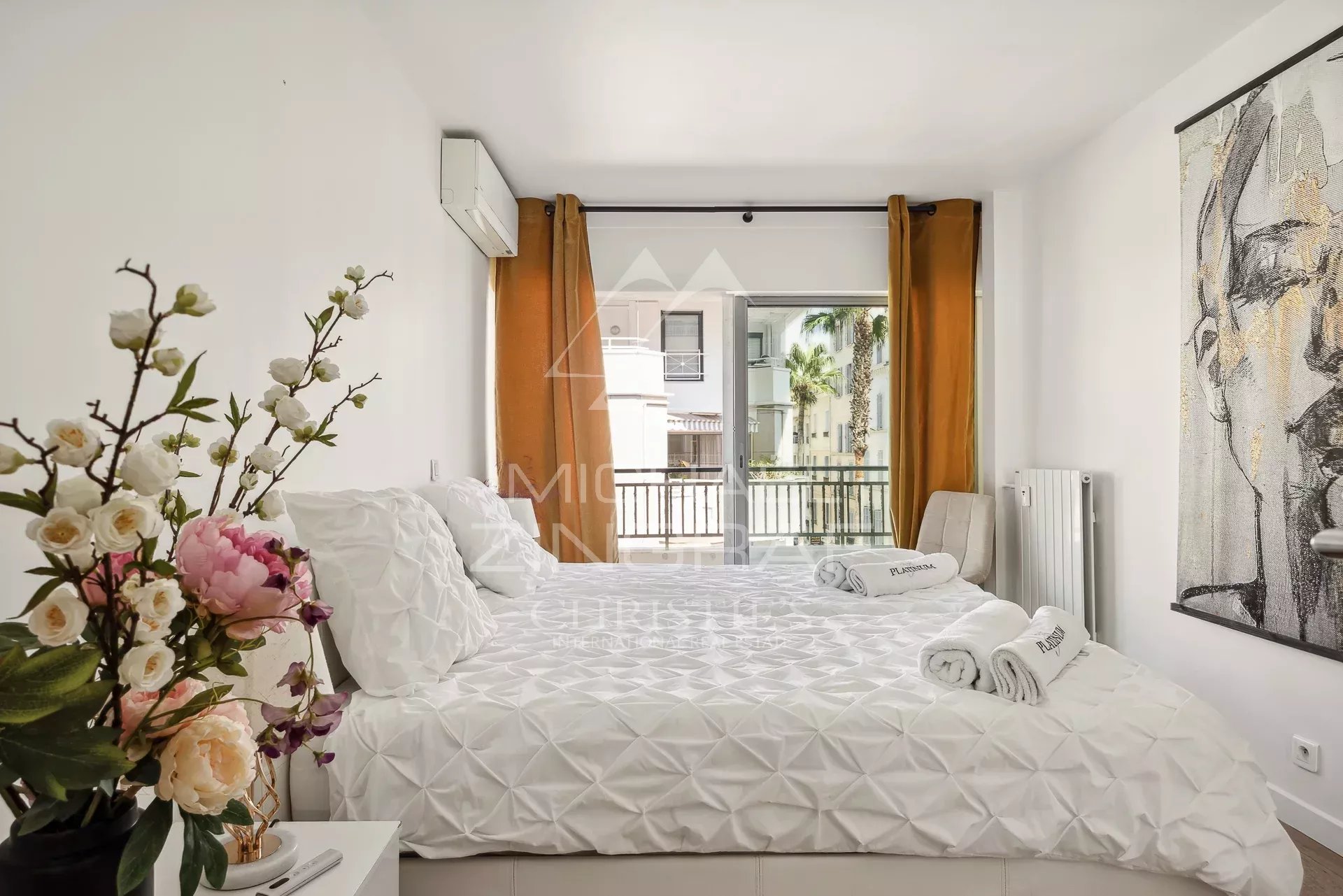 Chambre d’appartement à Cannes Chambre d'un appartement 4 pièces à Cannes avec lit double et décoration moderne.