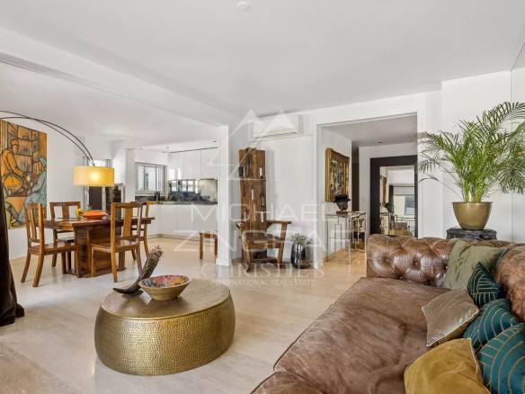 Intérieur d'un appartement 4 pièces à Cannes avec salon, salle à manger et terrasse.