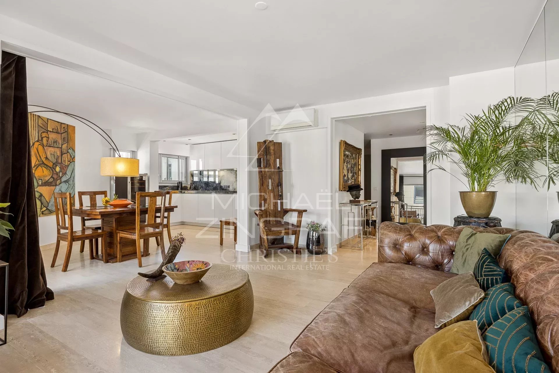 Appartement 4 pièces à Cannes Intérieur d'un appartement 4 pièces à Cannes avec salon, salle à manger et terrasse.
