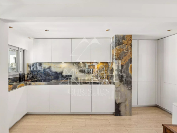 Cuisine moderne et élégante d'un appartement 4 pièces à Cannes, avec un plan de travail en marbre.