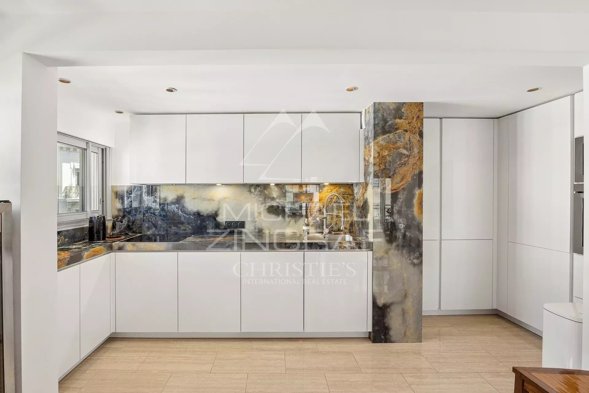 Cuisine d’un appartement à Cannes Cuisine moderne et élégante d'un appartement 4 pièces à Cannes, avec un plan de travail en marbre.