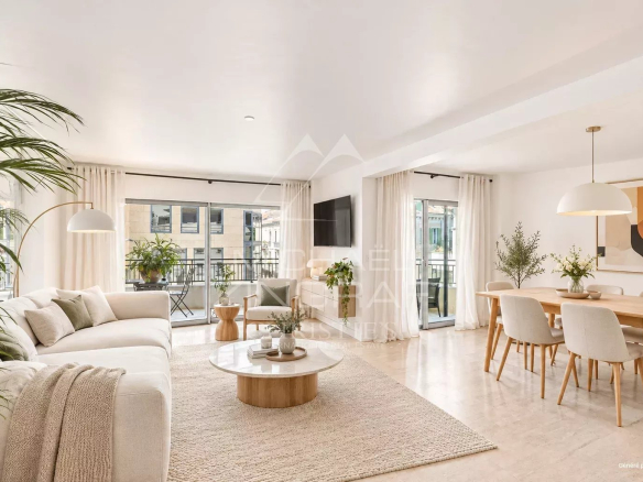 Intérieur d'un appartement moderne à Cannes avec salon lumineux et terrasse.