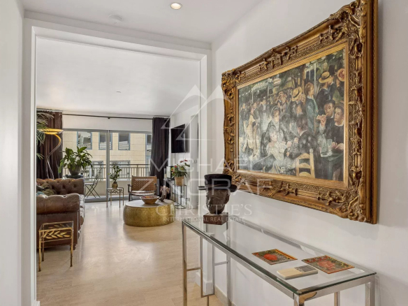 Intérieur d'un appartement 4 pièces à Cannes avec un tableau et un salon lumineux.