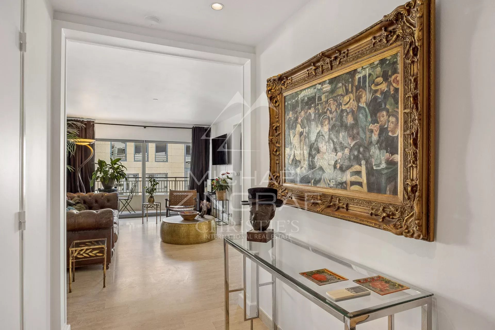 Appartement 4 pièces à Cannes Intérieur d'un appartement 4 pièces à Cannes avec un tableau et un salon lumineux.