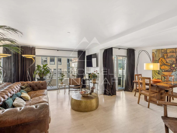 Intérieur d'un appartement 4 pièces à Cannes avec un salon lumineux et une terrasse.
