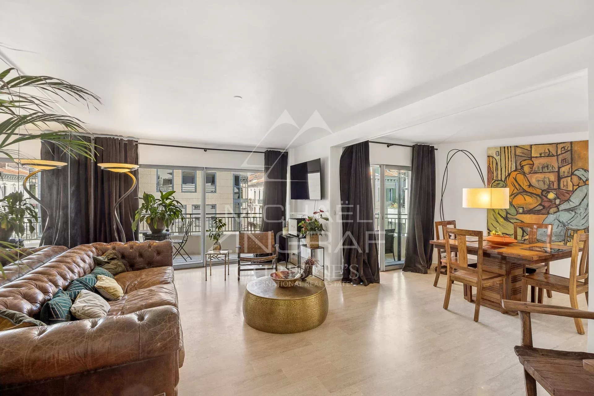 Appartement 4 pièces à Cannes Intérieur d'un appartement 4 pièces à Cannes avec un salon lumineux et une terrasse.