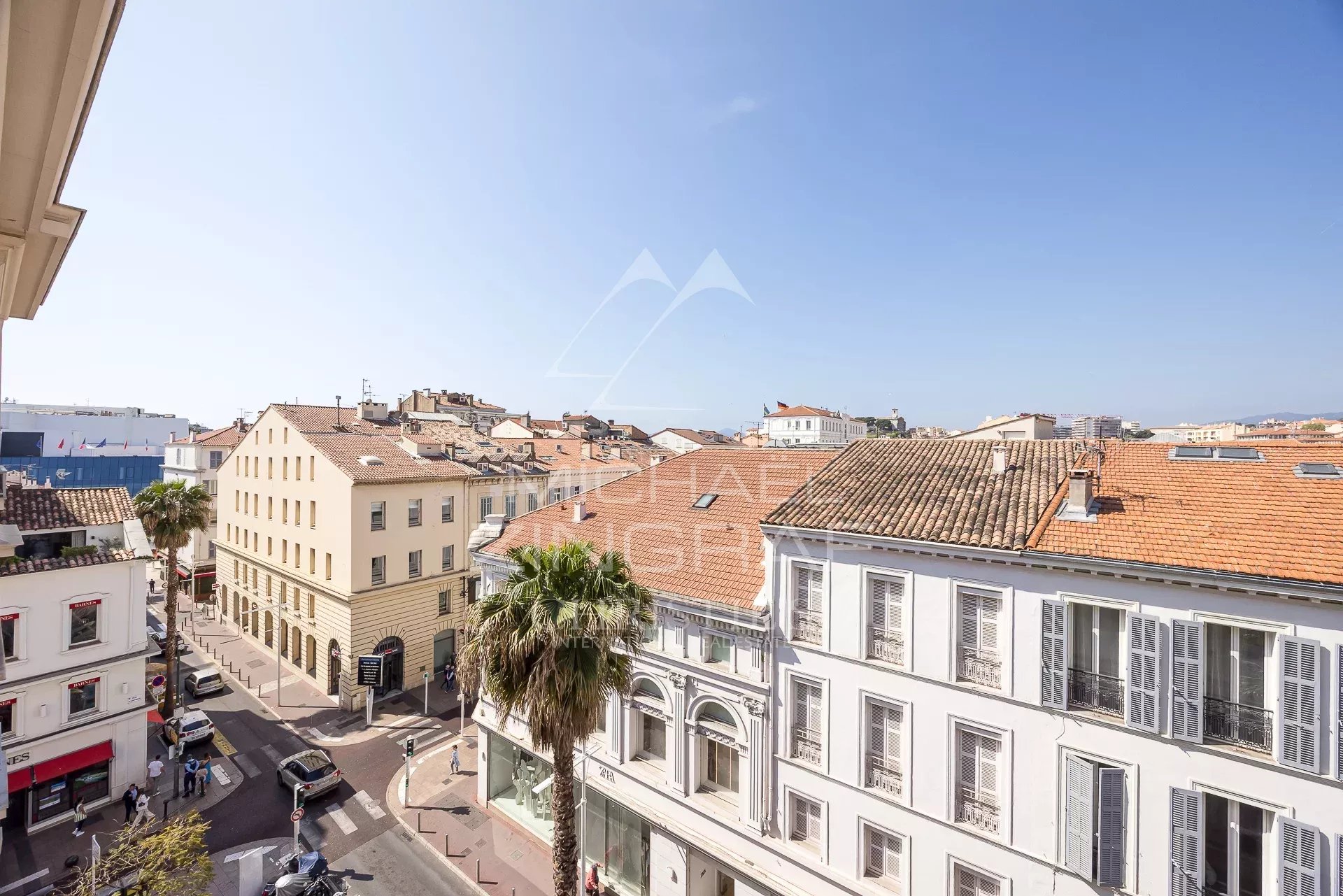 Vue depuis un appartement à Cannes Vue depuis un appartement au 3ème étage à Cannes, montrant des bâtiments et des rues ensoleillées.