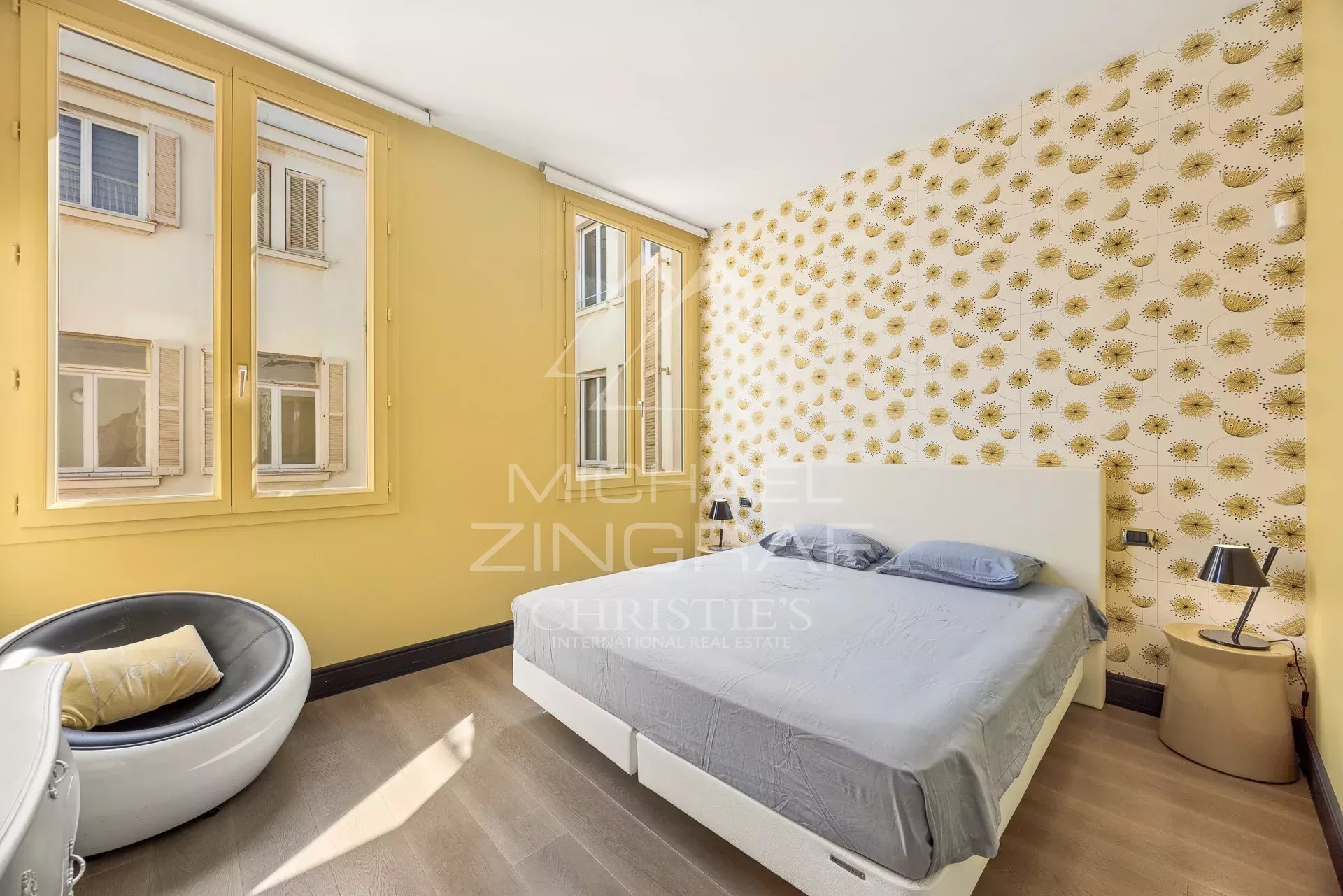 Chambre d’appartement T4 à Cannes Chambre d'un appartement T4 à Cannes avec murs jaunes et fenêtre lumineuse.