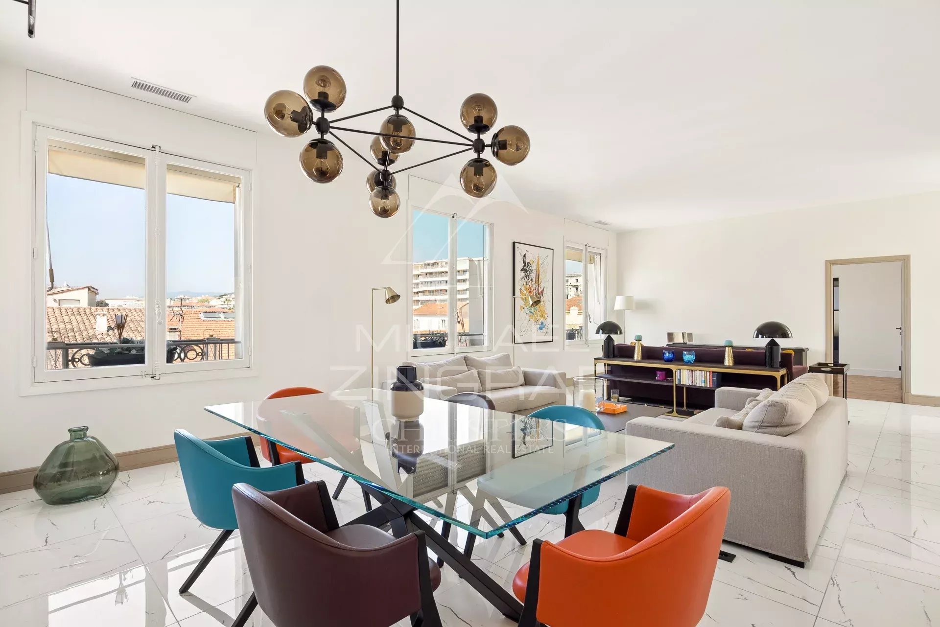 Appartement T4 au Cœur de Cannes Appartement T4 lumineux avec salon moderne et salle à manger au cœur de Cannes.
