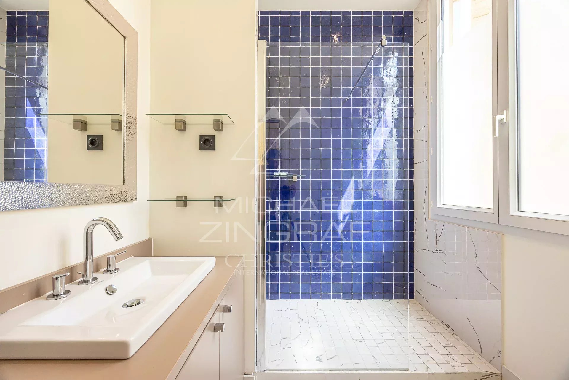 Salle de douche d’un appartement T4 à Cannes Salle de douche moderne avec carrelage bleu et lavabo dans un appartement au cœur de Cannes.