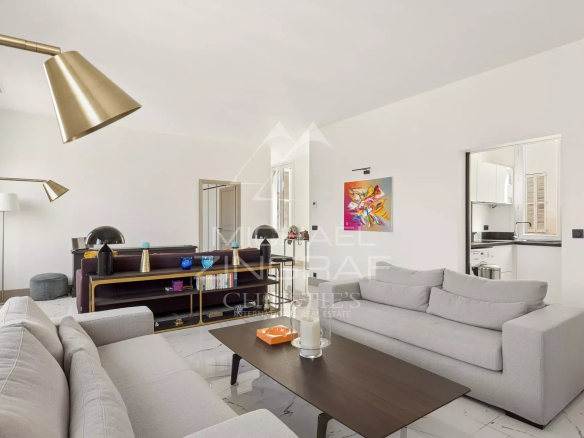 Salon lumineux d'un appartement T4 avec canapé et table basse, au cœur de Cannes.