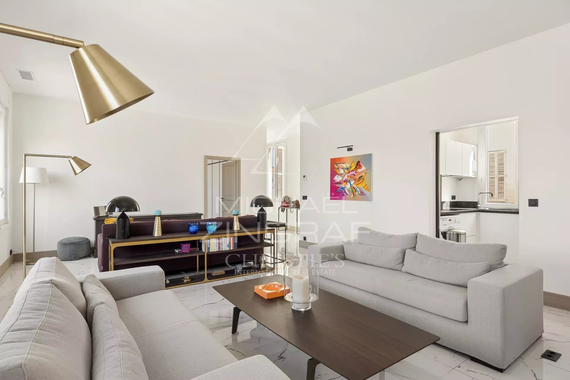 Salon d’un appartement T4 à Cannes Salon lumineux d'un appartement T4 avec canapé et table basse, au cœur de Cannes.