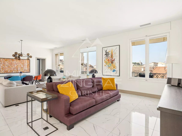 Salon lumineux d'un appartement T4 avec mobilier moderne à Cannes.