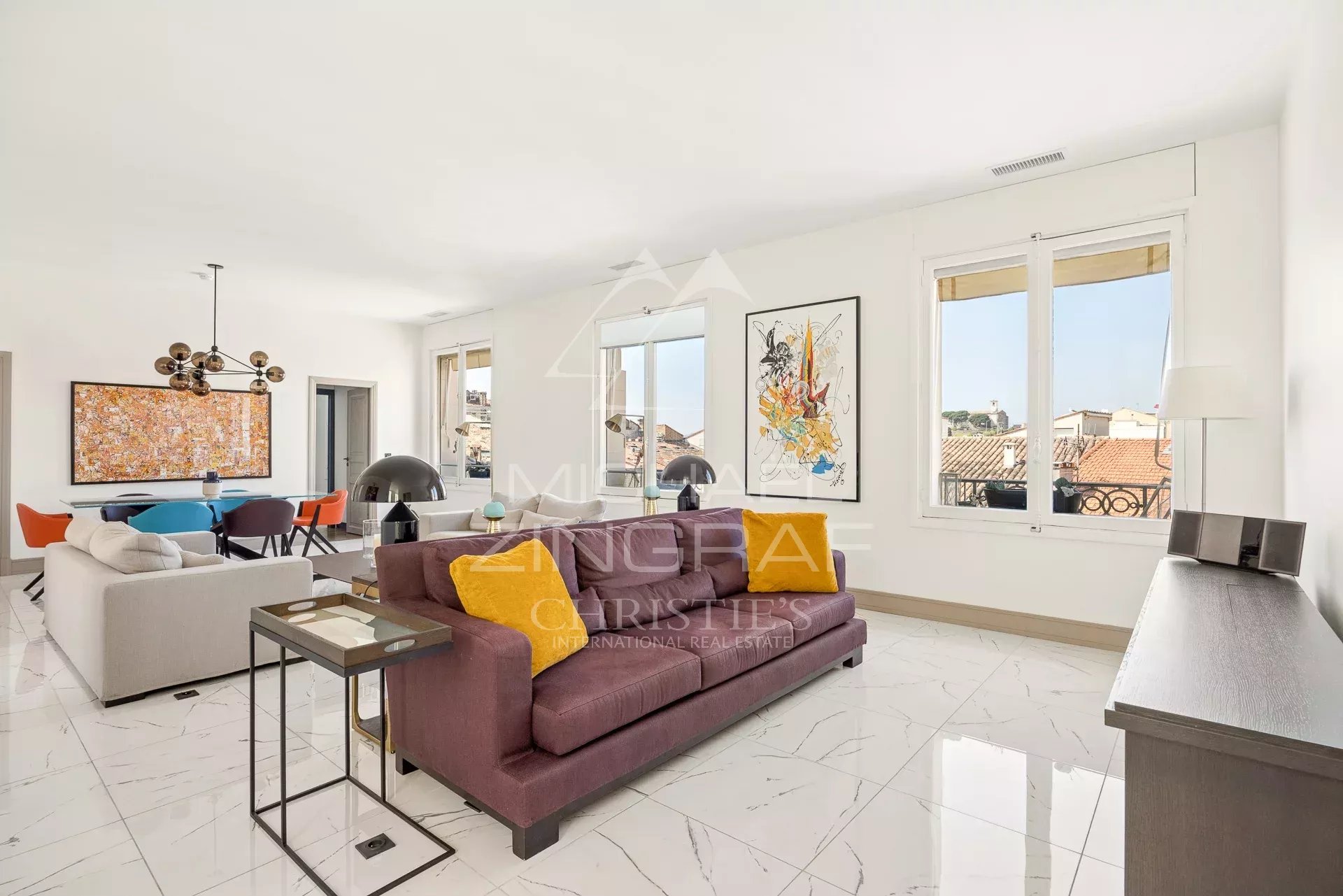 Appartement T4 lumineux à Cannes Salon lumineux d'un appartement T4 avec mobilier moderne à Cannes.