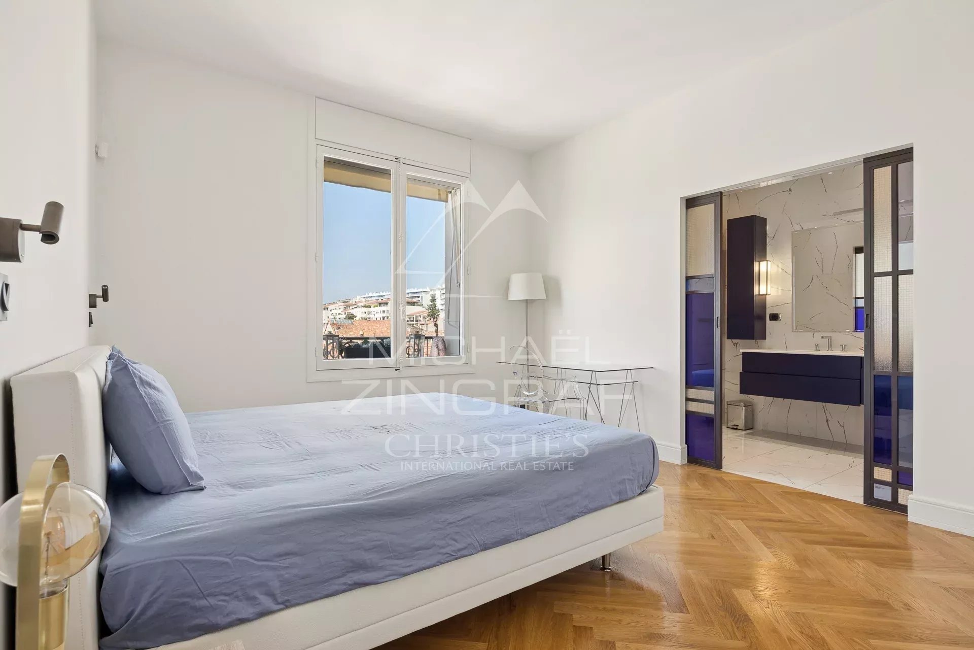Chambre d’appartement T4 à Cannes Chambre d'un appartement T4 lumineux à Cannes, avec lit et salle de bain visible en arrière-plan.
