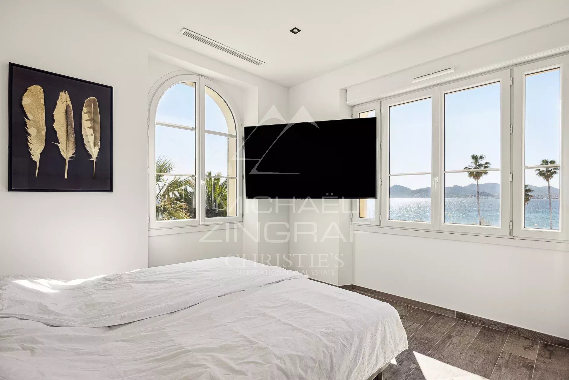 Room with sea view in Cannes Bright room with sea view and arched windows, in Cannes.