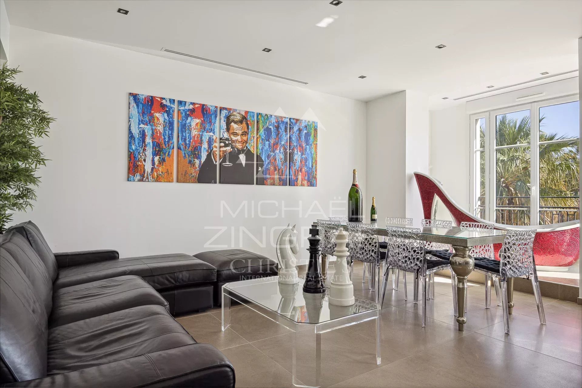 Penthouse rénové à Cannes Intérieur d'un penthouse moderne avec salon, table à manger et décoration artistique.