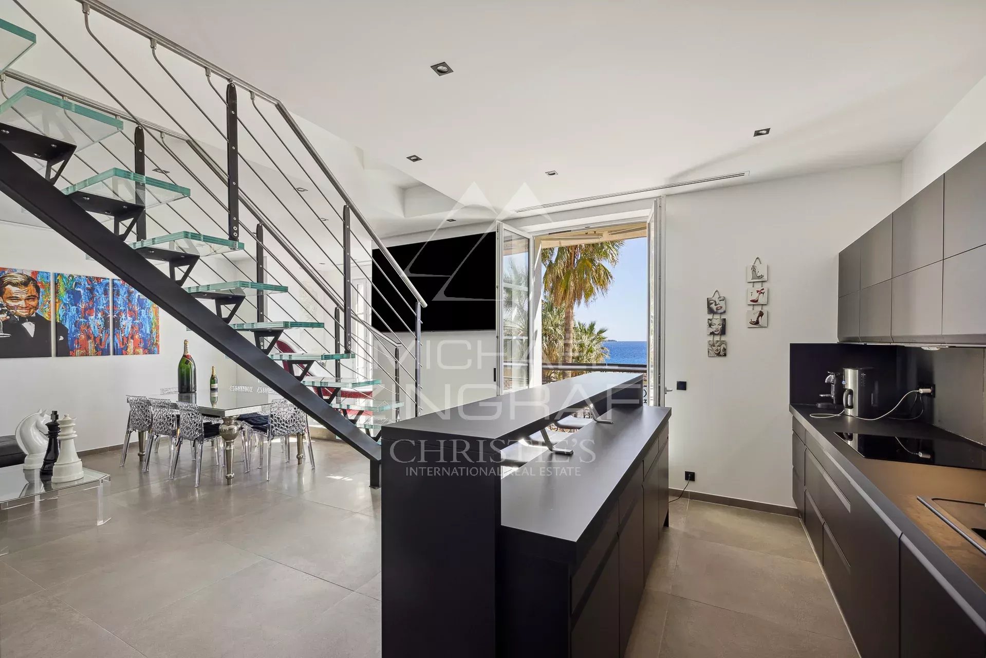 Penthouse rénové à Cannes Intérieur d'un penthouse rénové avec cuisine moderne et vue sur la mer à Cannes.