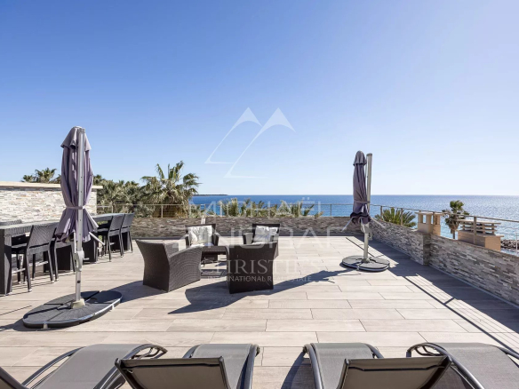 Terrasse sur le toit d'un penthouse à Cannes avec vue sur la mer et mobilier de jardin.