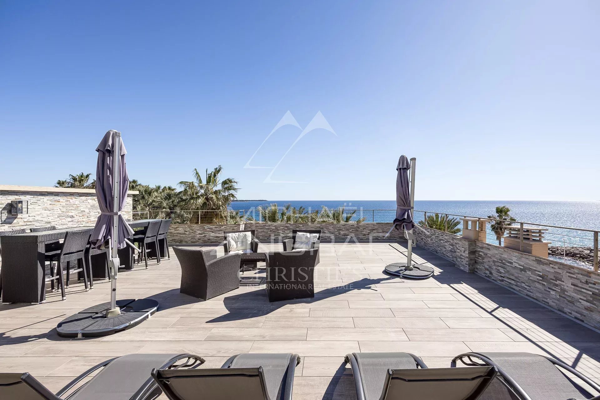 Penthouse avec vue mer à Cannes Terrasse sur le toit d'un penthouse à Cannes avec vue sur la mer et mobilier de jardin.