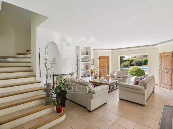Intérieur d'une villa élégante à Antibes avec salon lumineux et accès au jardin.