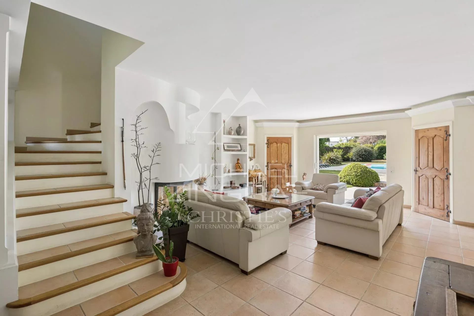Intérieur d’une villa à Antibes Intérieur d'une villa élégante à Antibes avec salon lumineux et accès au jardin.