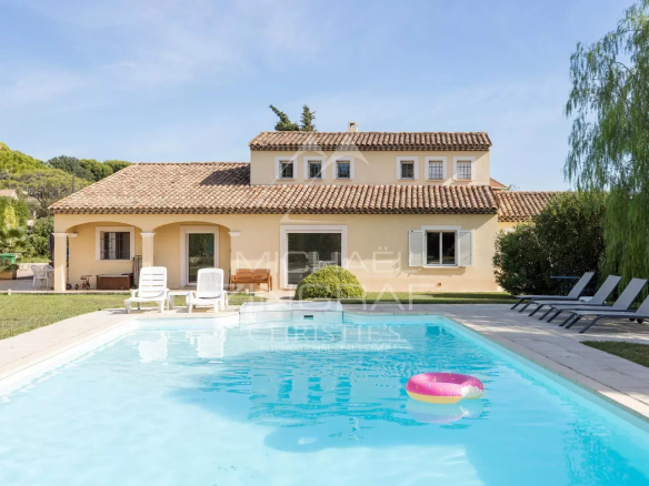 Villa élégante avec piscine dans un jardin paysager à Antibes