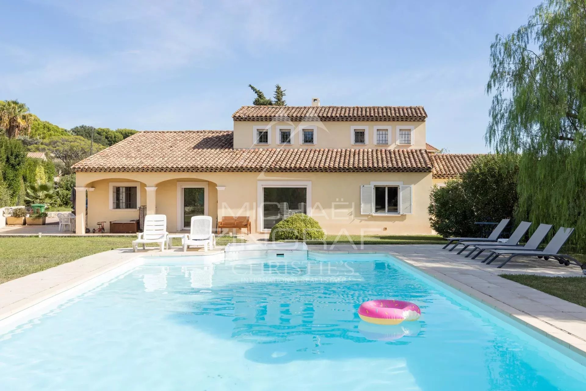 Villa avec piscine à Antibes Villa élégante avec piscine dans un jardin paysager à Antibes