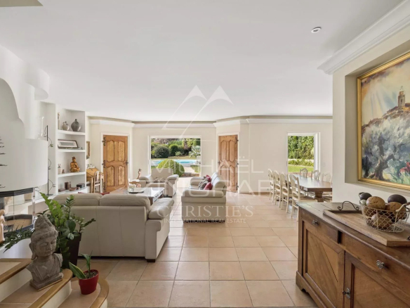 Intérieur d'une villa élégante à Antibes avec salon spacieux et accès à la piscine.
