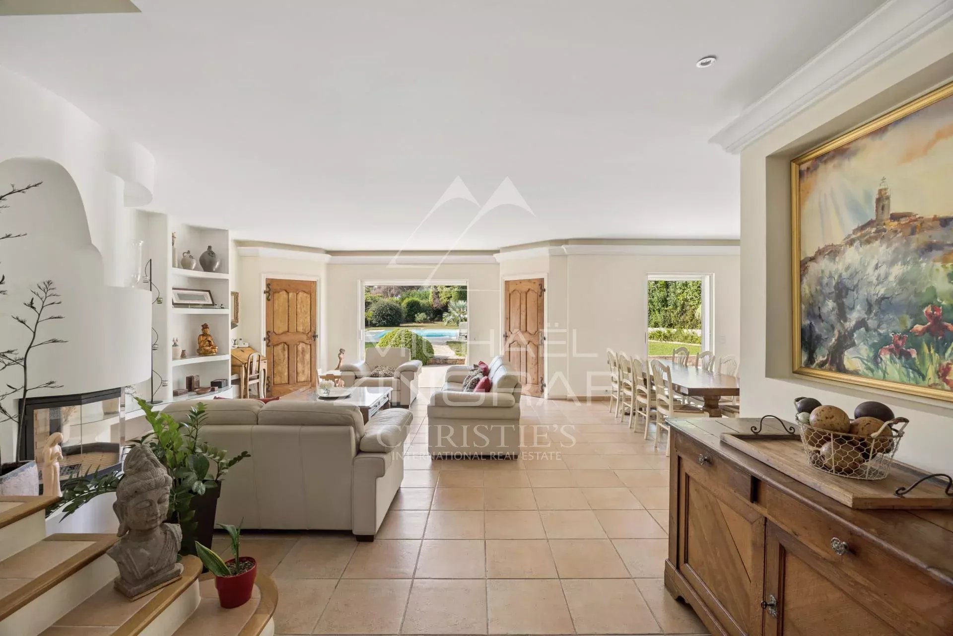 Intérieur d’une villa à Antibes Intérieur d'une villa élégante à Antibes avec salon spacieux et accès à la piscine.