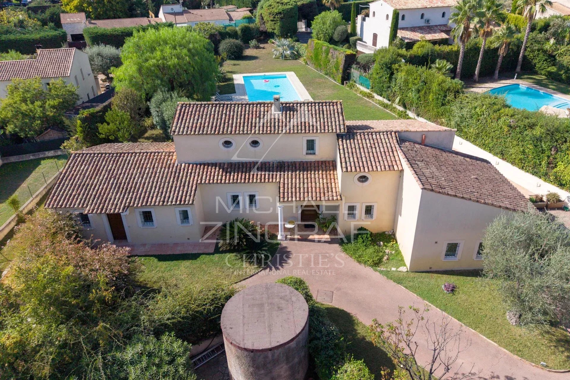 Villa à Antibes avec piscine Villa élégante avec piscine dans un environnement résidentiel à Antibes