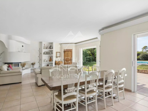 Intérieur d'une villa élégante à Antibes avec salle à manger et accès au jardin