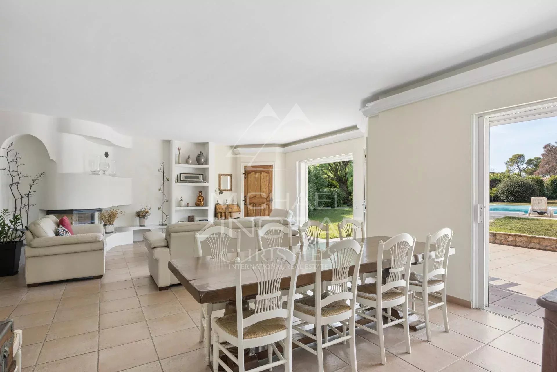 Intérieur d’une villa à Antibes Intérieur d'une villa élégante à Antibes avec salle à manger et accès au jardin
