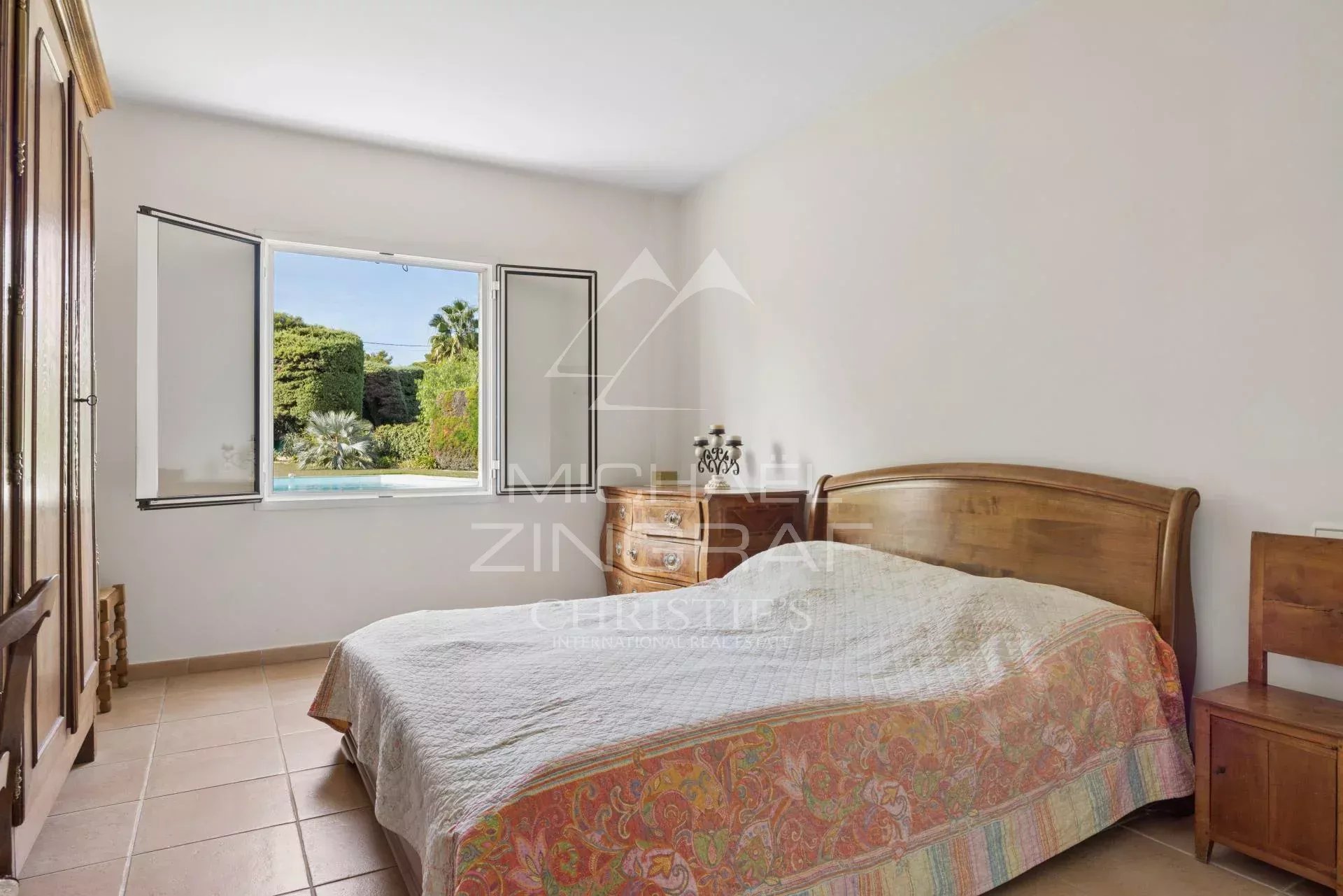 Chambre de villa à Antibes Chambre d'une villa à Antibes avec vue sur le jardin et la piscine.