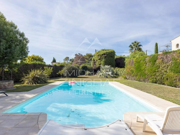 Piscine d'une villa élégante avec jardin paysager à Antibes.