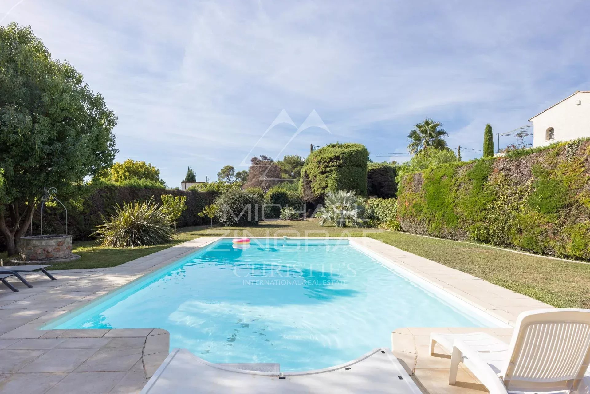 Villa avec piscine à Antibes Piscine d'une villa élégante avec jardin paysager à Antibes.