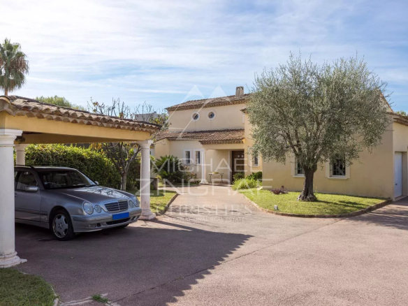 Villa élégante avec piscine dans un environnement résidentiel à Antibes, vue sur le jardin et le garage.
