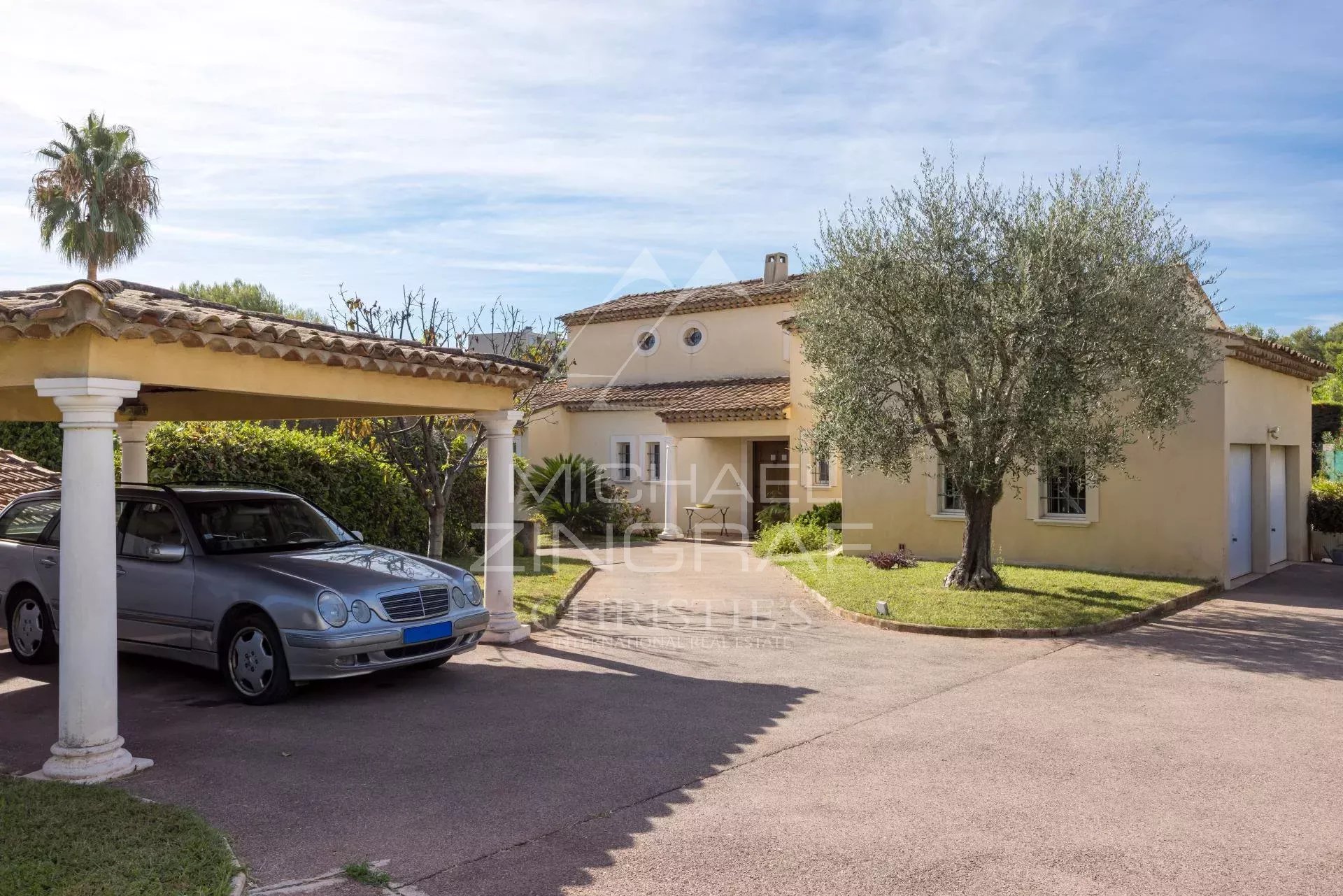 Villa élégante à Antibes Villa élégante avec piscine dans un environnement résidentiel à Antibes, vue sur le jardin et le garage.