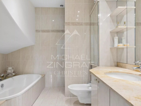 Salle de bain moderne avec baignoire et lavabo en marbre