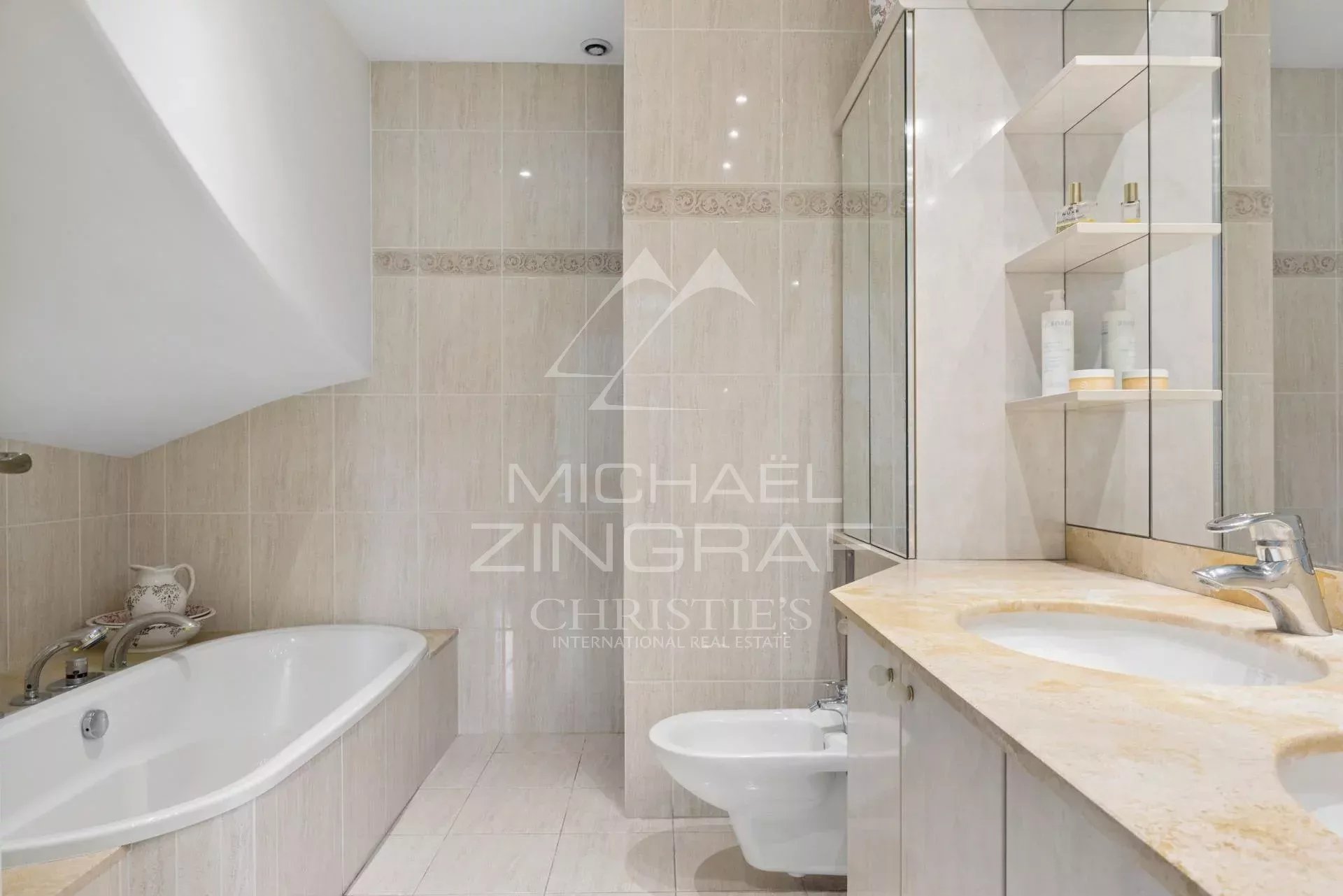 Salle de bain élégante Salle de bain moderne avec baignoire et lavabo en marbre