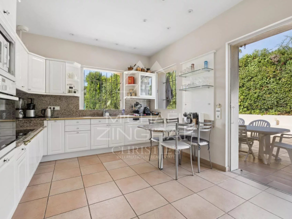 Cuisine lumineuse d'une villa à Antibes avec accès extérieur.
